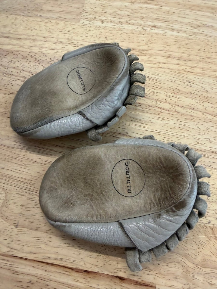 Minimoc Fringe Moccasins – Size 3 | Grey - Nest and Sprout - Consignment