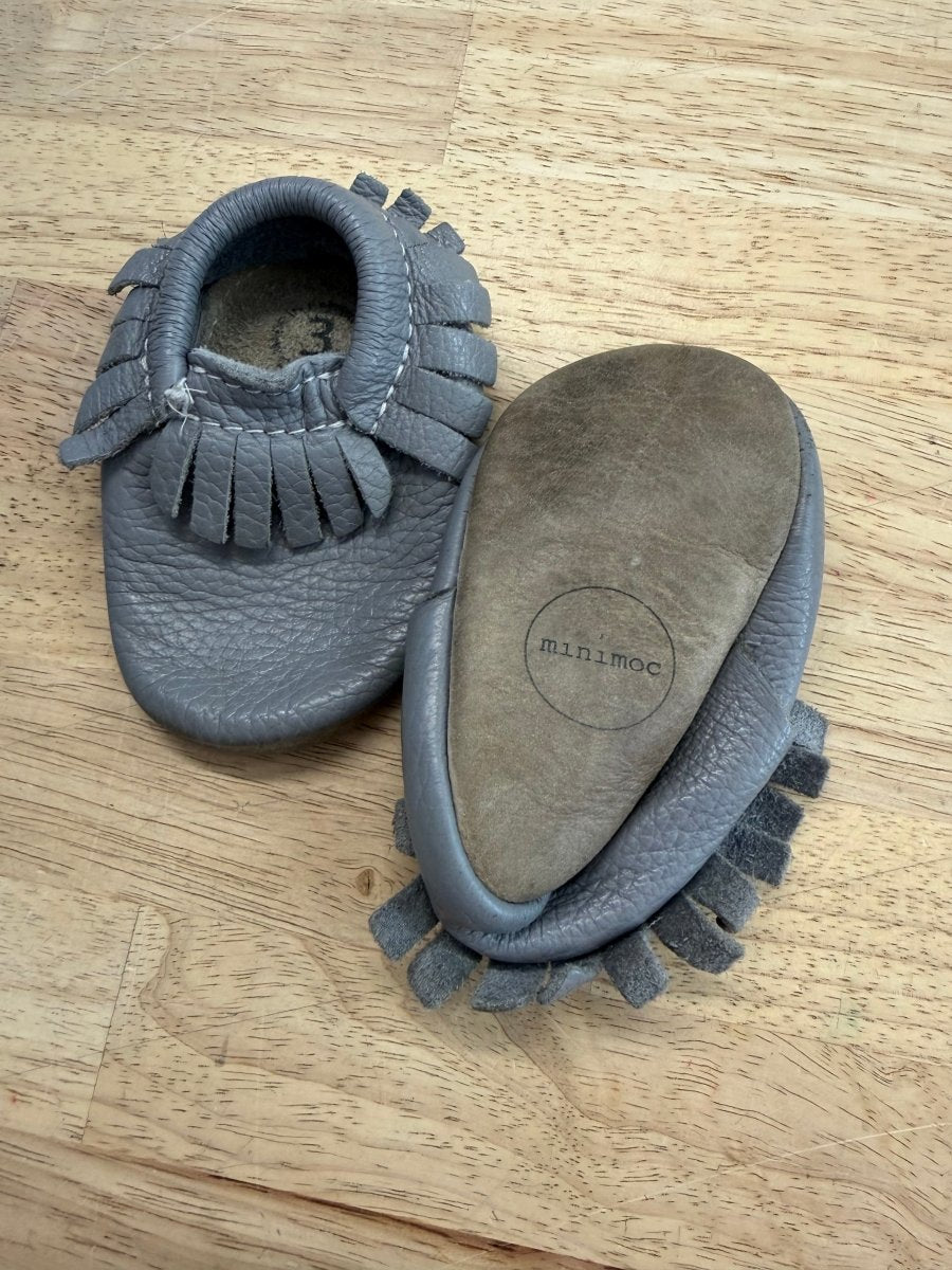 Minimoc Fringe Moccasins – Size 2 | Grey - Nest and Sprout - Consignment