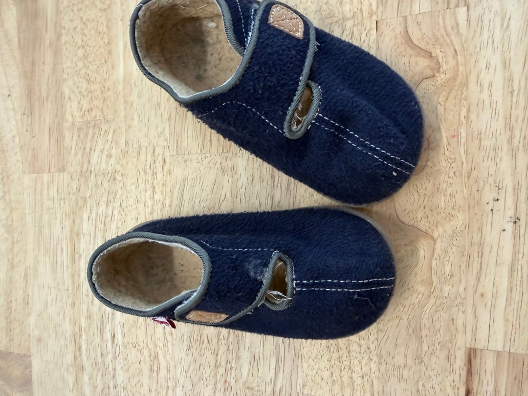 See Kai Run Slippers – US 8 | Navy Hard Sole - Nest and Sprout - Consignment