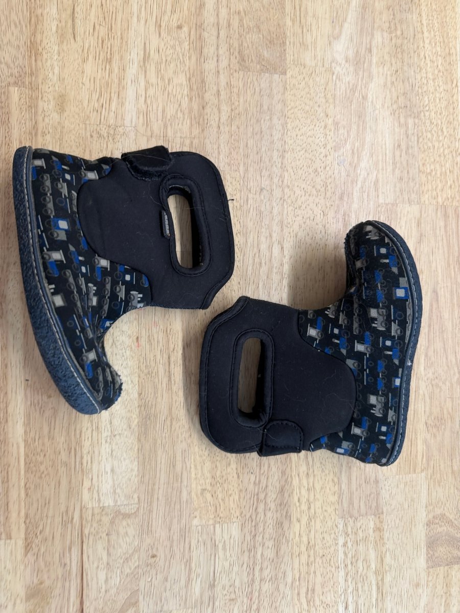 Bogs Winter Boots – Size 10 | Black Train Print -10 Rated