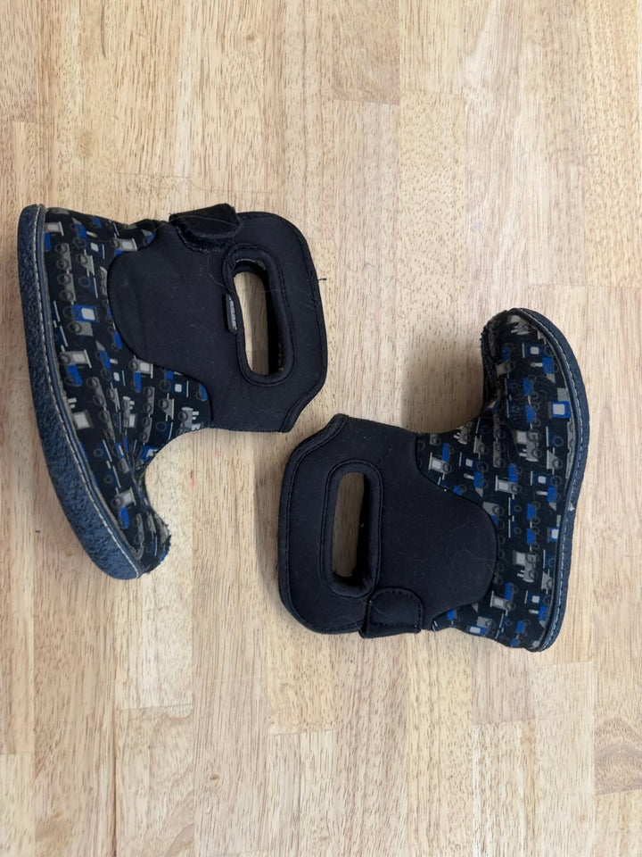 Bogs Winter Boots – Size 10 | Black Train Print -10 Rated