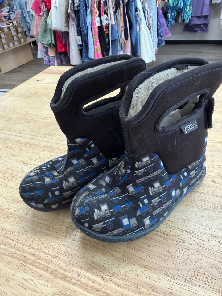 Bogs Winter Boots – Size 10 | Black Train Print -10 Rated