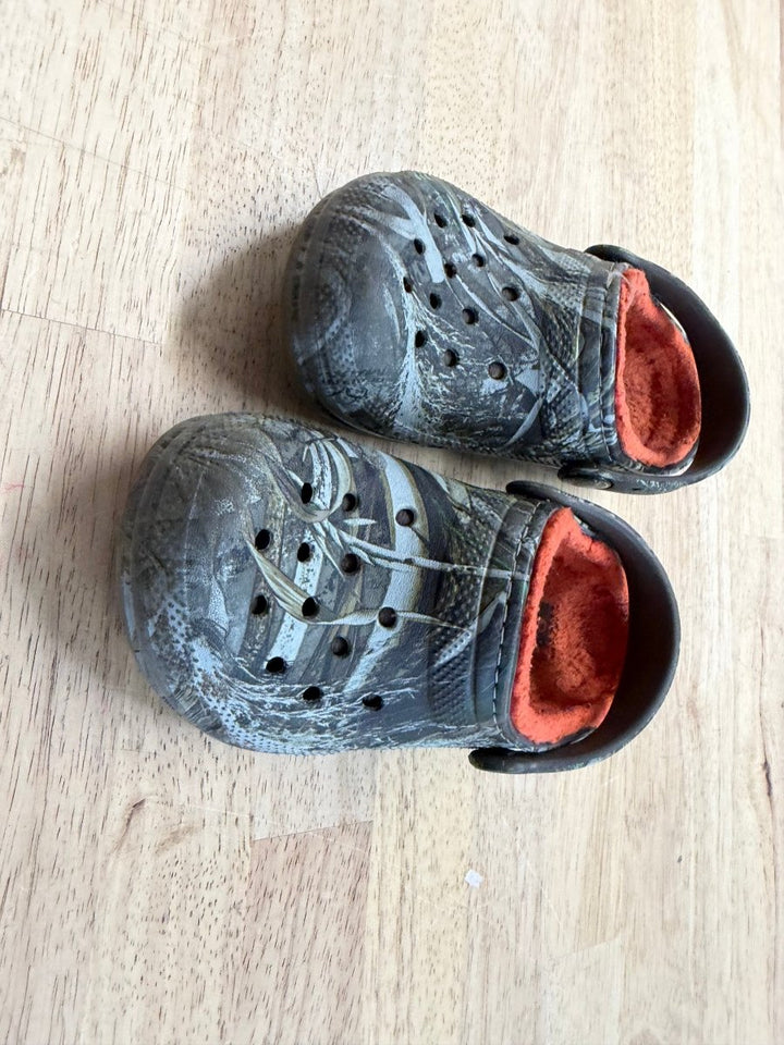 Crocs – Size C10 | Camo Fleece Lined - Nest and Sprout - Consignment