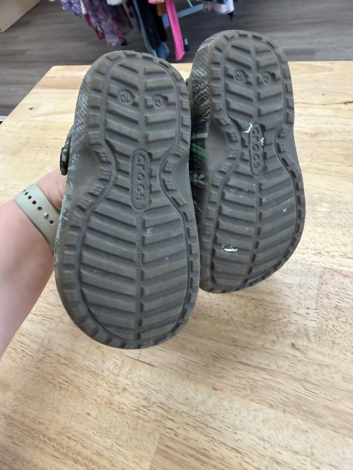 Crocs – Size C10 | Camo Fleece Lined - Nest and Sprout - Consignment