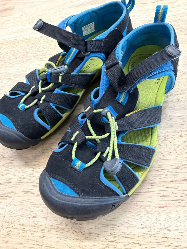 Keen Sandals – Youth Size 5 | Blue & Green