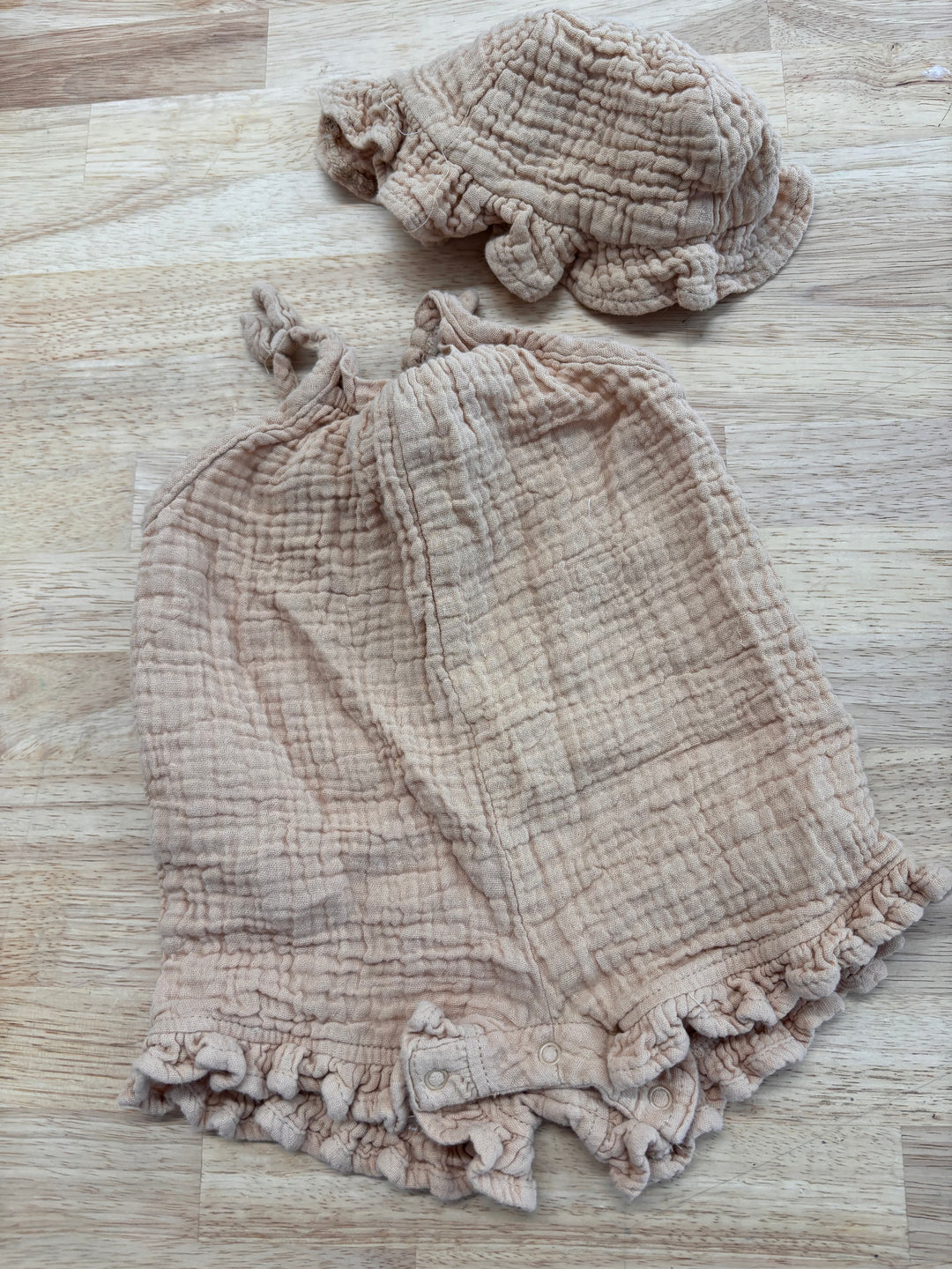 George 0–3M Romper + Hat - Beige Ruffle