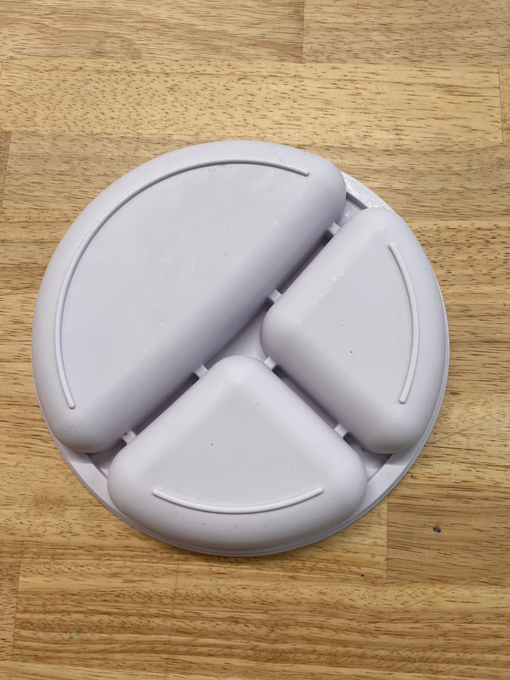 Lilac Divided Plastic Plate (One Size)