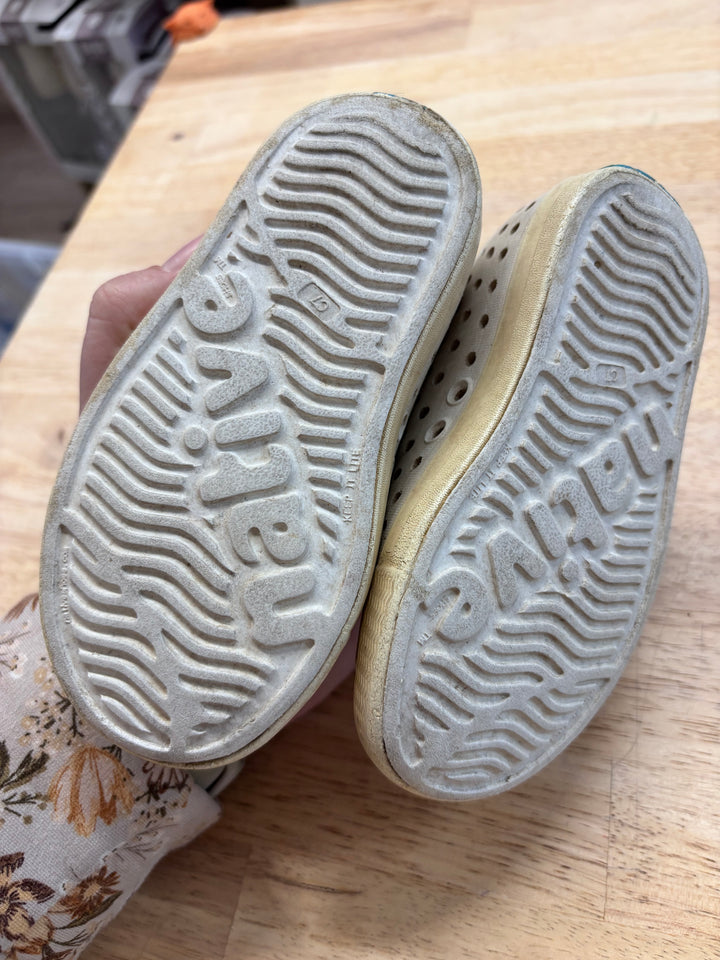 Native Shoes Size 7 Cream