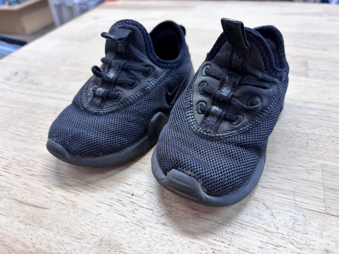 Nike Size 7 Slip-On Stretch Shoes