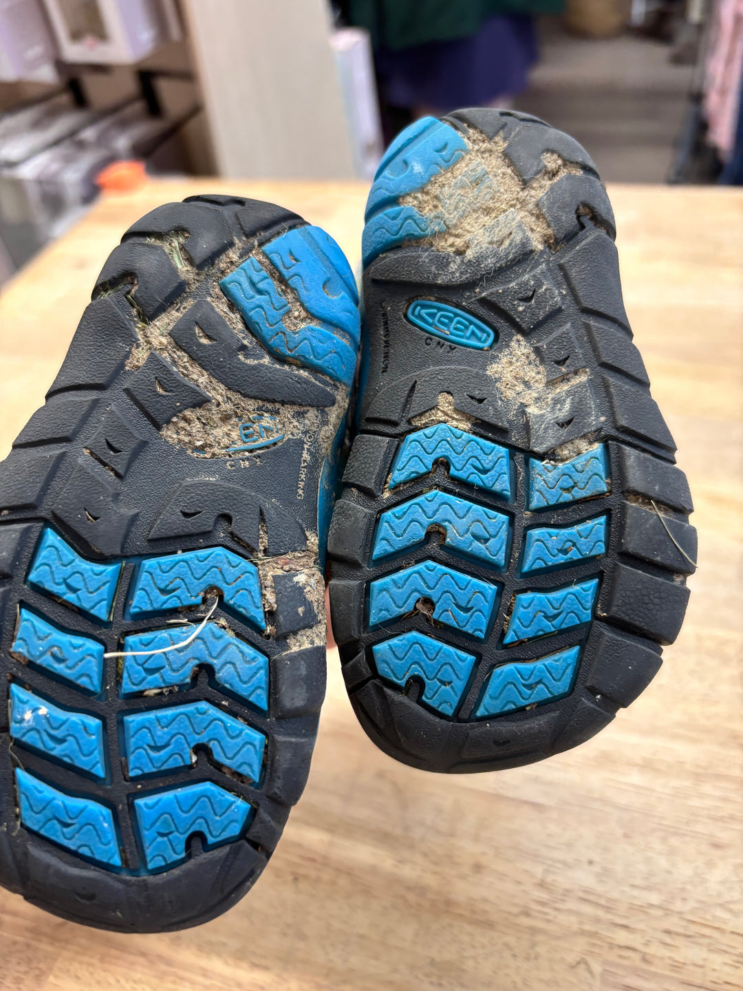 Keens Size 6 Blue Sandals