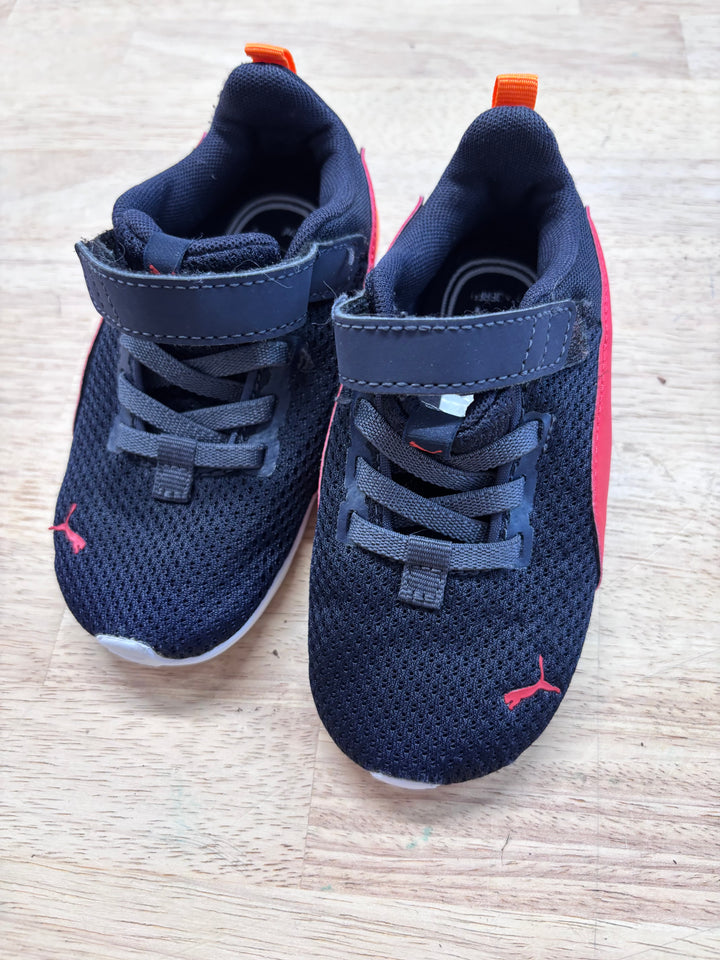 Puma Size 7 Black Sneakers