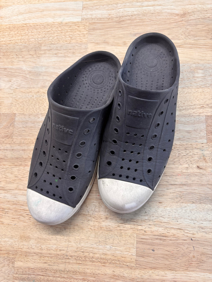 Native Jefferson Clog-Style Shoes – J3 play condiotn