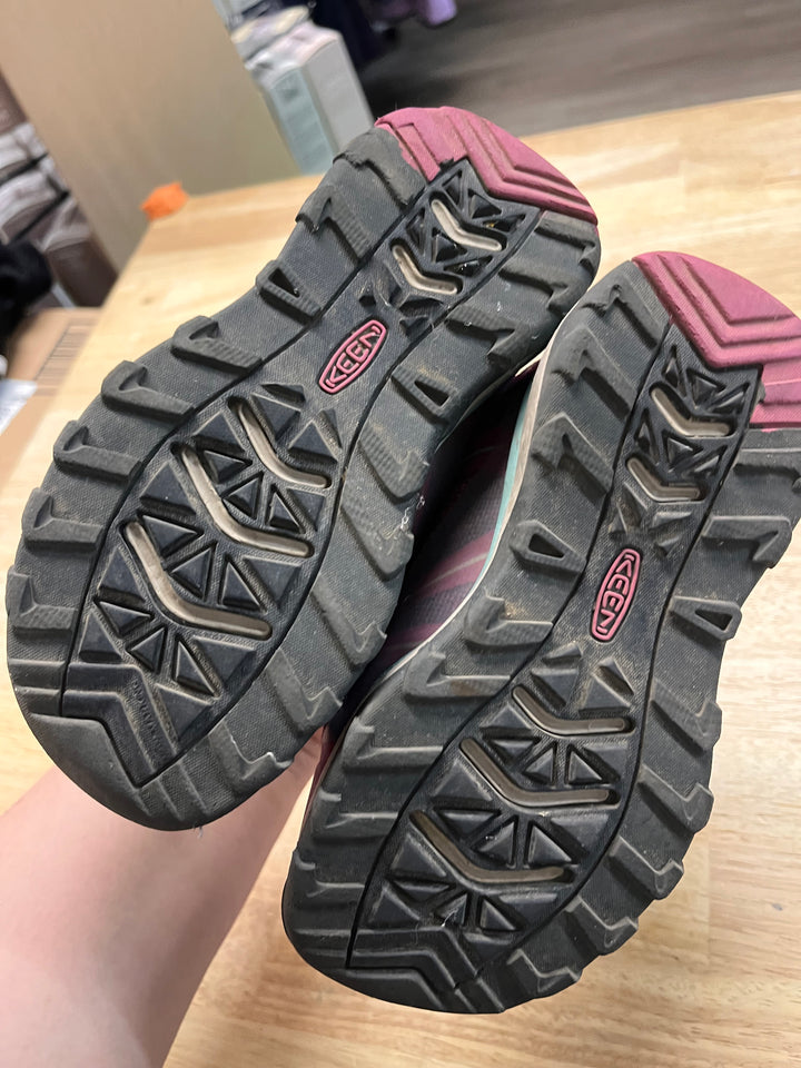 Keens Fuchsia Outdoor Shoes – Size 10