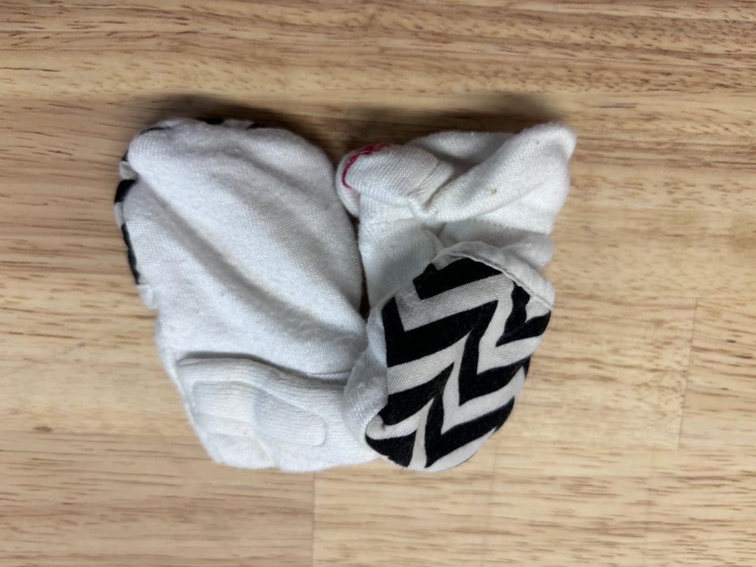 Goumi Mittens in Black and white