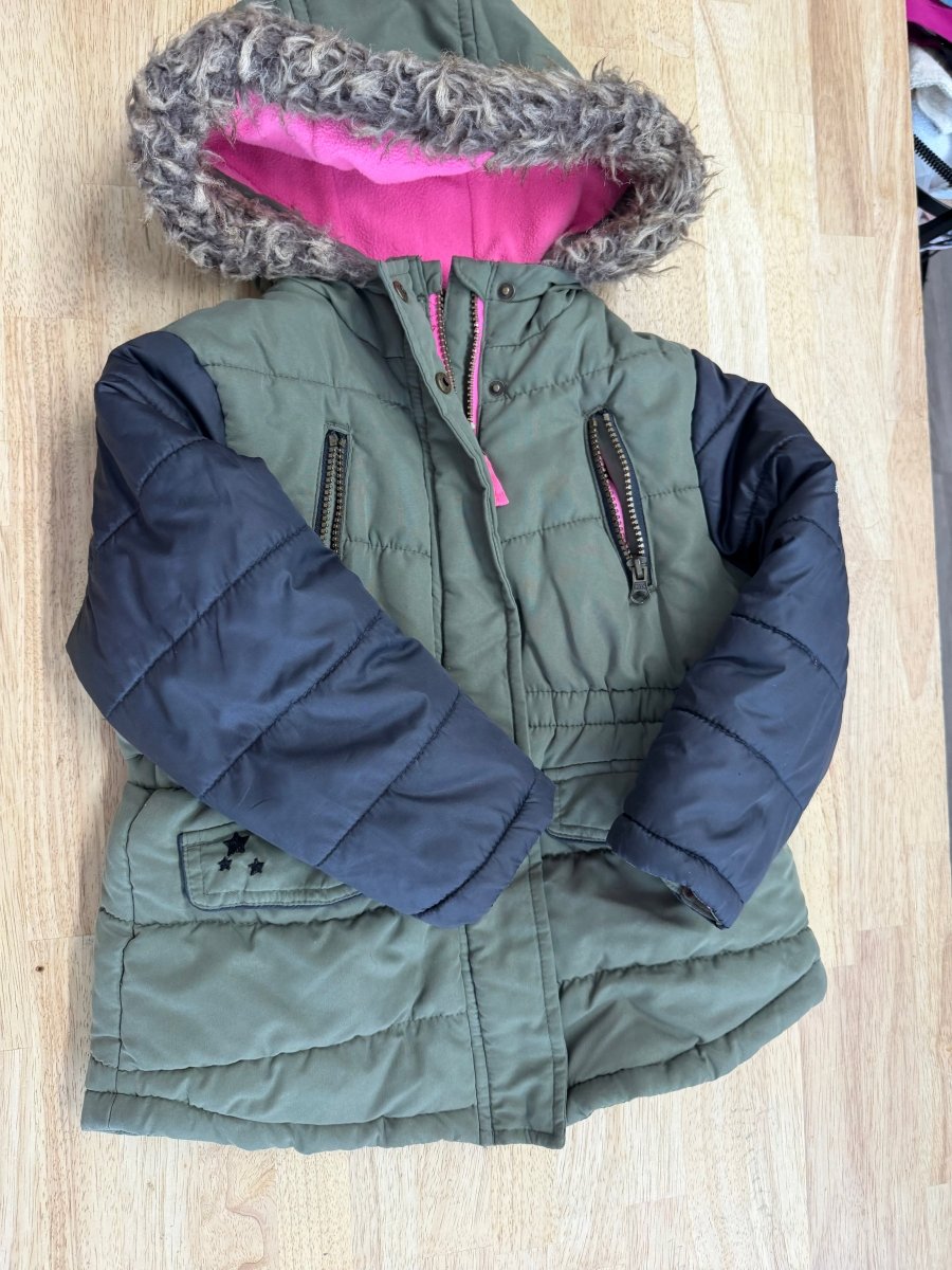 OshKosh Insulated Puffer Jacket – 5 | Green and Navy | Faux Fur Hood - Nest and Sprout-Consignment