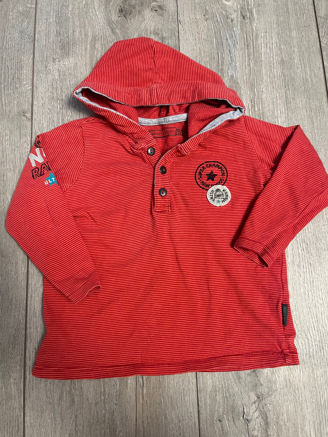 Souris Mini Hooded Shirt – 18M | Red Stripe | Chest Patch