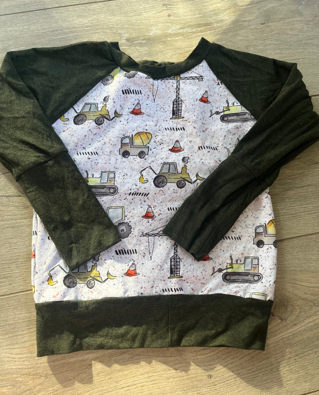 Gro by Zo Grow With Me Long Sleeve Shirt – 1-3 Years | Construction Print | Dark Green Sleeves